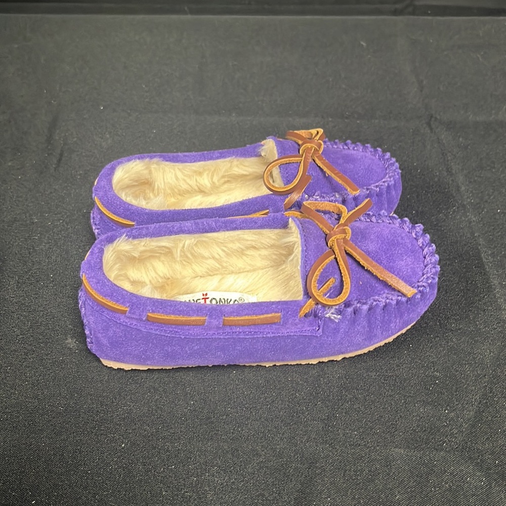 Minnetonka Child’s Cassie Purple Slipper (2923) - Picture 2 of 7